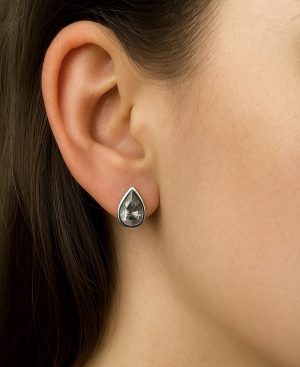 Brinco no ródio em formato de gota com zircônia