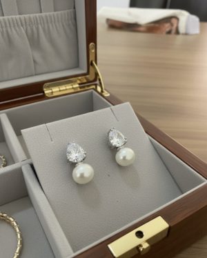 Brinco em ródio com zircônia e pérola