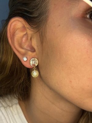 Brinco com zircônia e pérola