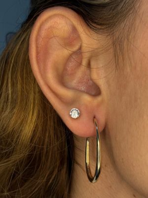 Brinco meia argola oval