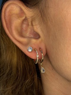 Brinco formato de argola dupla com zircônia