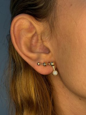 Brinco banhado a ouro com esfera cravejada